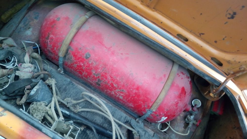 Москвич 412 yurib turibdi. Matan balonda.