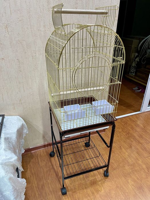 Золотые клетки с ножками