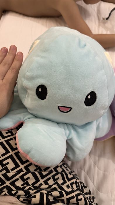 Продам Осьминог мягкий 2 шт, модно засунуть руку и как подушка