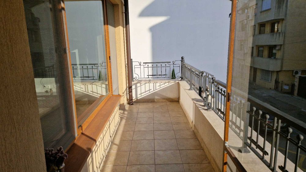 Дава се под наем Тристаен апартамент в Бургас, Център - 100 кв.м за 765 € - Снимка #16