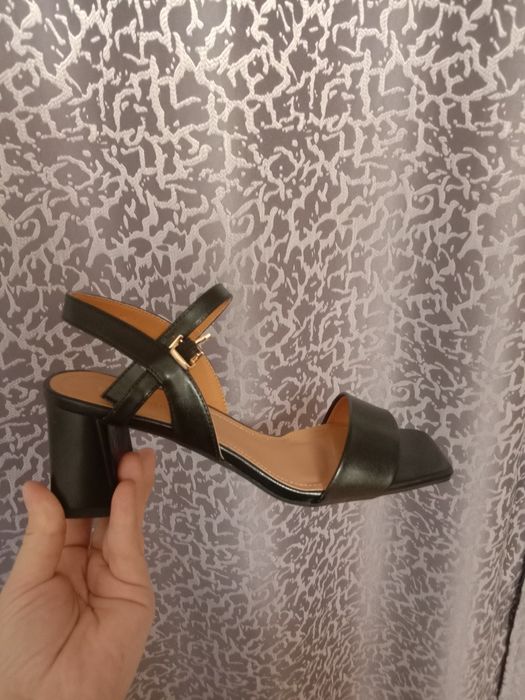 Продам босоножки 38 р новые