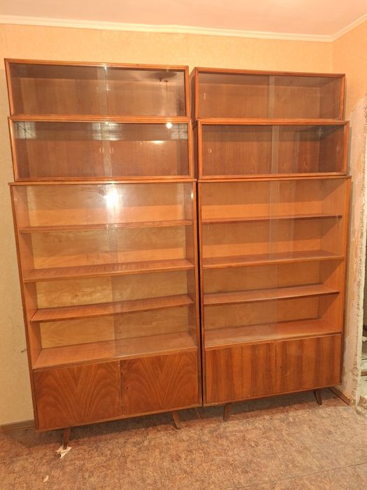 Шкаф из дерево с полками.