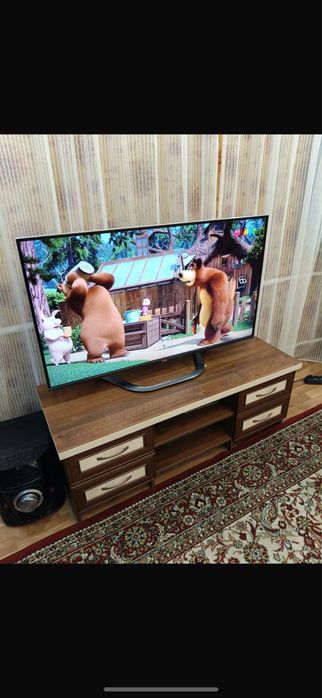 Продаю стол , сервант тумбу