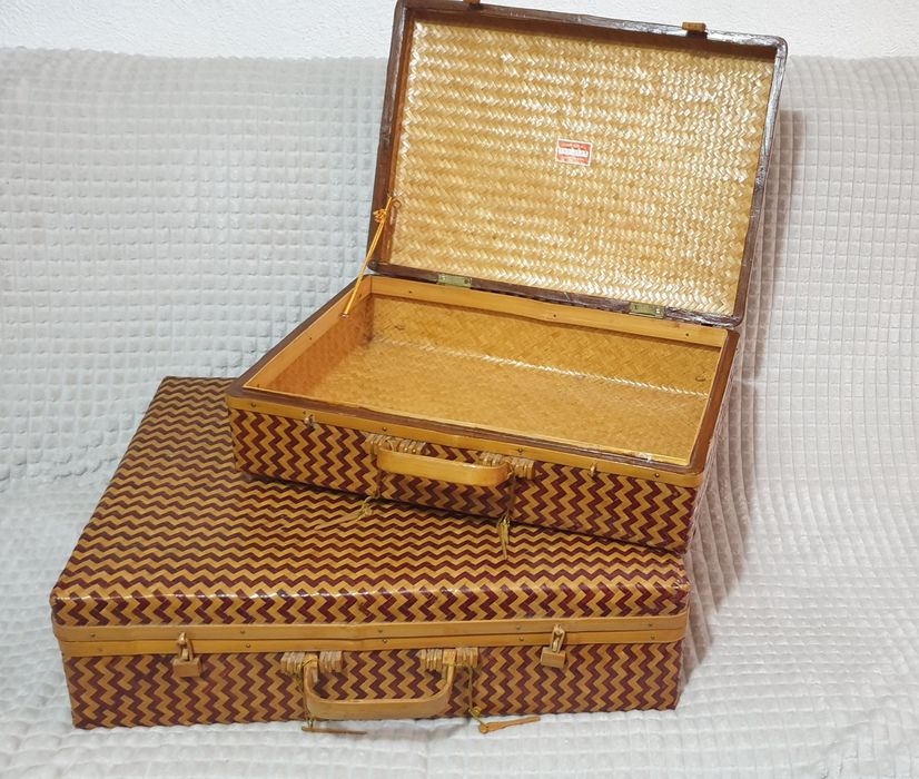 Чифт екзотични плетени куфари.