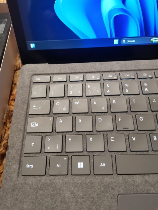 Microsoft Surface Laptop 5 I5-1235U 16gb 512gb Display 2k touch-screen