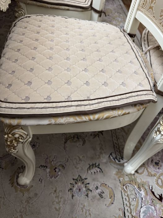 Стол орындығымен сатылады