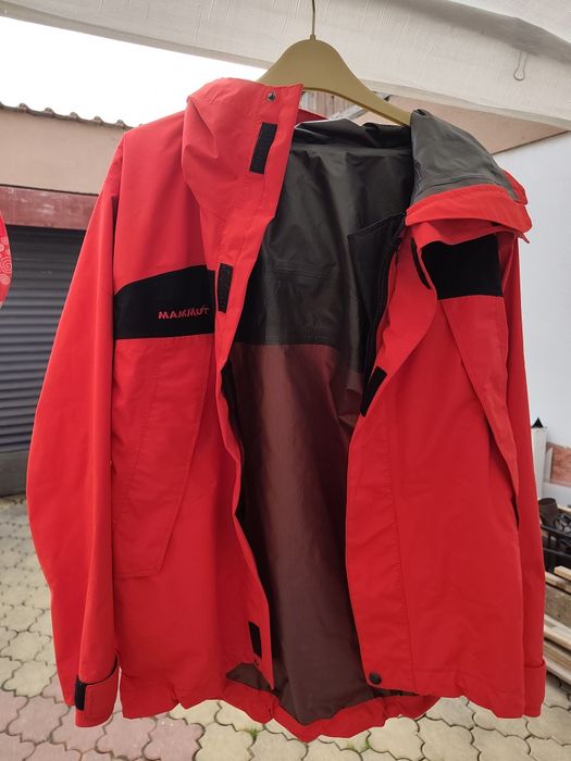 Jacheta Mammut Gore Tex 36-38  impermeabila cu gluga 3 buzunare cu fermoar deschidere dubla  arici la mîneci