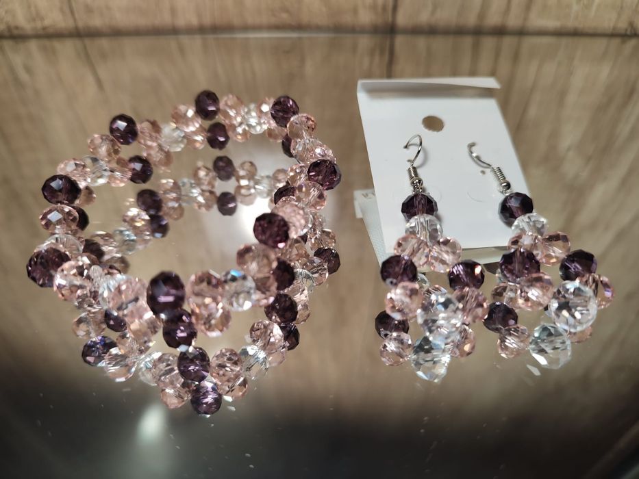 Браслеты, серьги из натуральных камней.