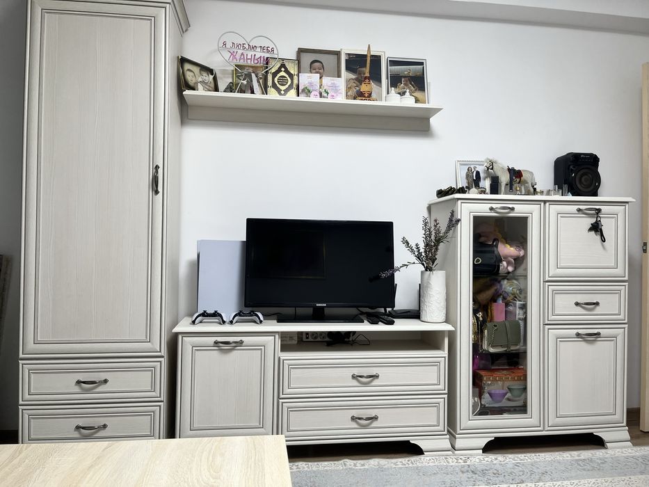 Мебель для гостиной(сервант)