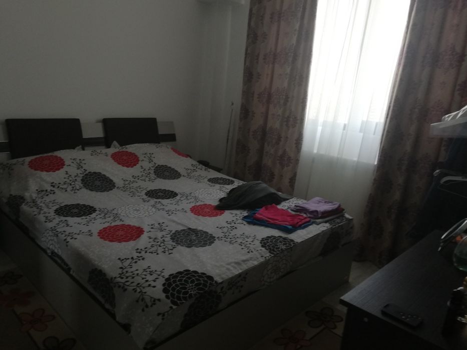 Închiriez apartament cu doua camere.