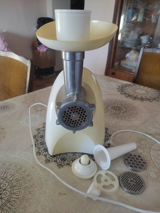 Мясорубка электрическая Scarlett б/у на запчасти. Требуется ремонт.