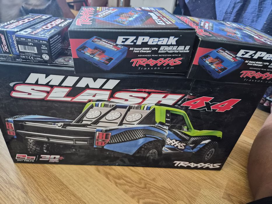 Mini slash  4×4  cu baterii si acumulator NOUA