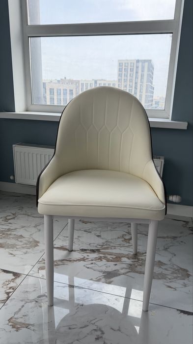 Современный стул с подлокотниками в сканди стиле