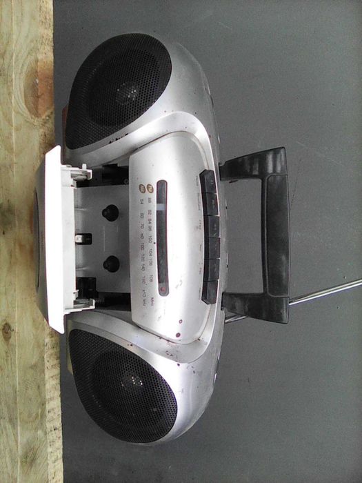 Pадио    касетофон  с  дистанционно /  ЖЕ ВЕ СЕЙ    .