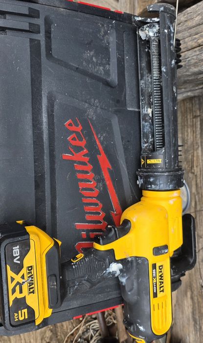 Pistol silicon dewalt dce560 cu acumulator 5 ah. An 2024