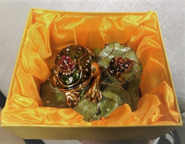 Кутия за бижута – символ на просперитет – инкрустирани с камъни, ръчна