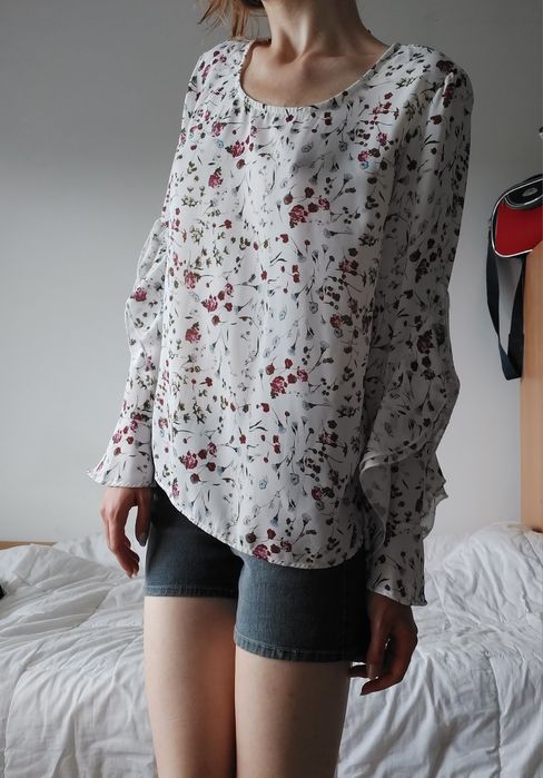 Bluză print floral cu volănașe 40 EUR