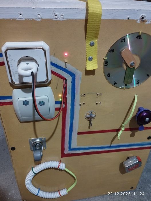 Монтесори обучителен куб Montessori busy board