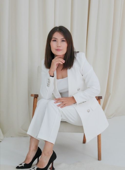 Ақ костюм шалбарымен