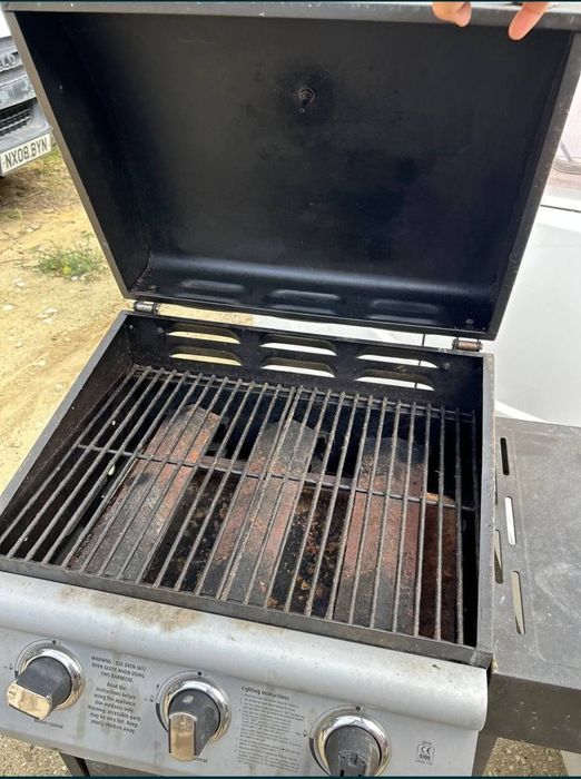 Инструмент за печене барбекю на газ  ползвано веднъж 3 горелки перфектно състояние