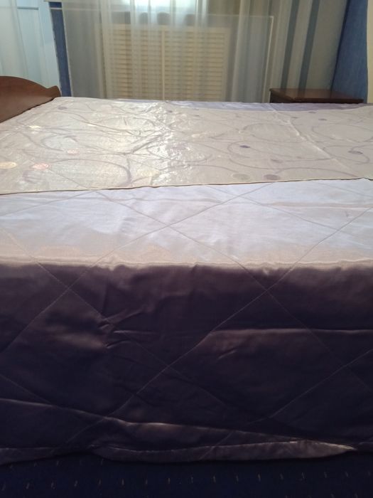 Покрывало,2 наволочки, шторы.