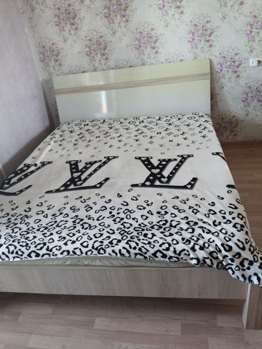 Продам шкаф, тумбу и кровать