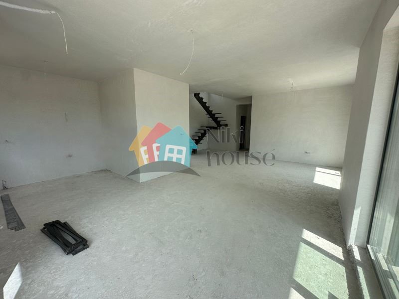 Къща в Варна, област-с.Звездица площ 216 цена 350000