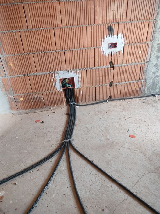 Electrician,execut instalații electrice
