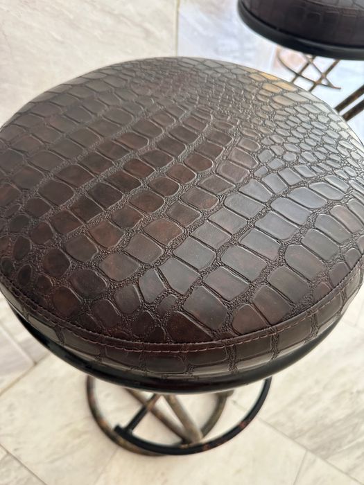 Бар стол с кожена тапицерия