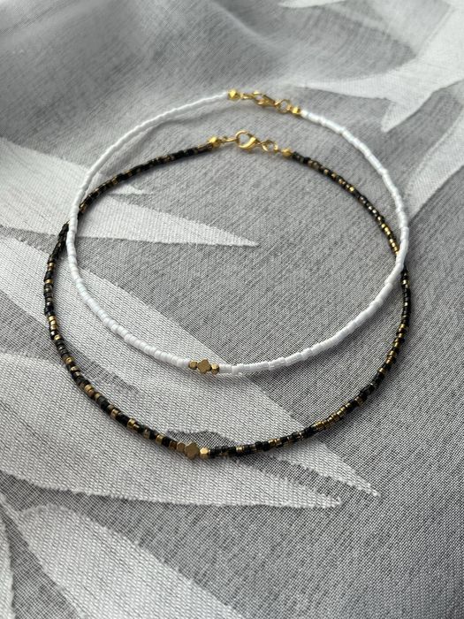 Чоукъри, колиета и гривни с мъниста и висулка мече