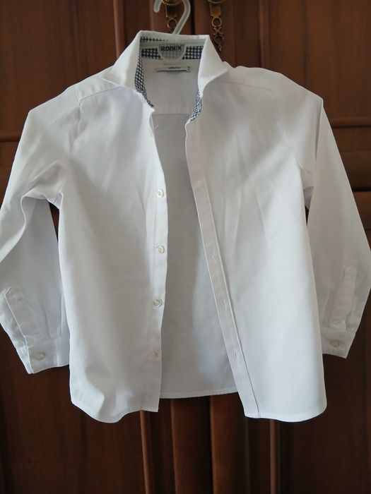Продам рубашки детские белые с длинным рукавом.