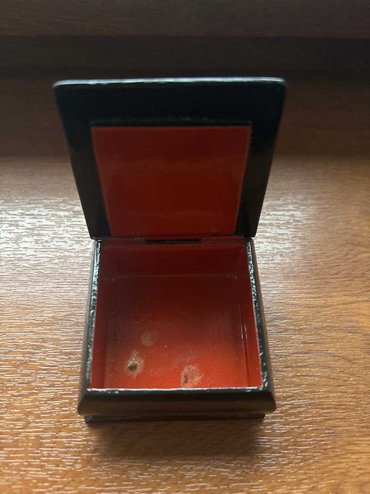 Superbă cutiuță rusească/lemn/lucrată/pictată/lăcuită manual/semnată.