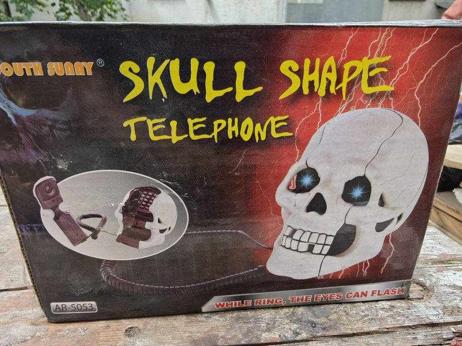 Телефон в форме  черепа