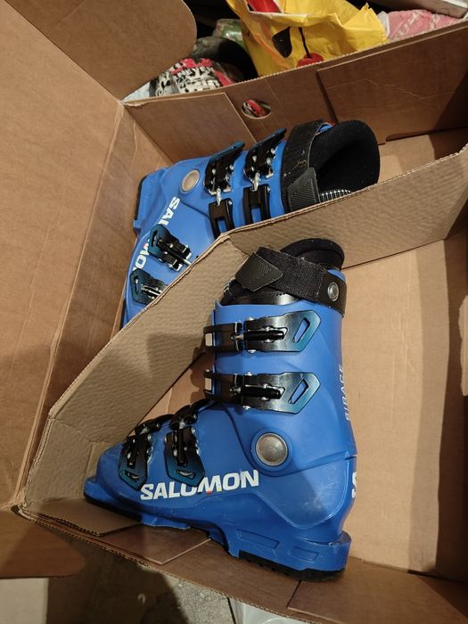 Детски ски, обувки, каска и щеки комплект.