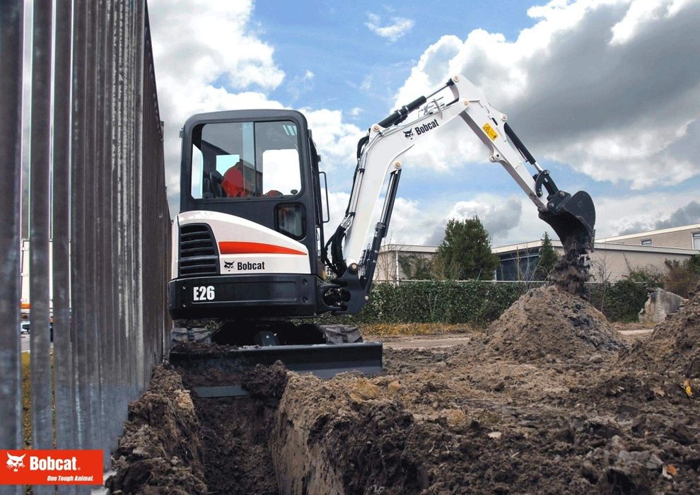 Inchiriez miniexcavator Bobcat cu picon