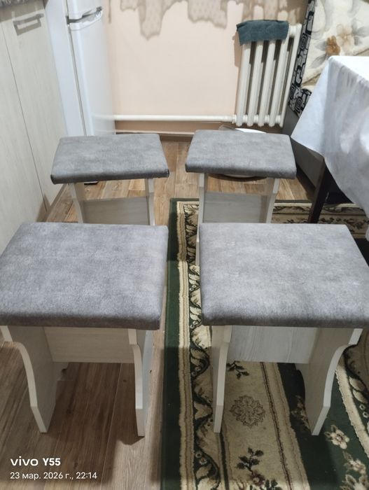 Продам стол с 4 стульями