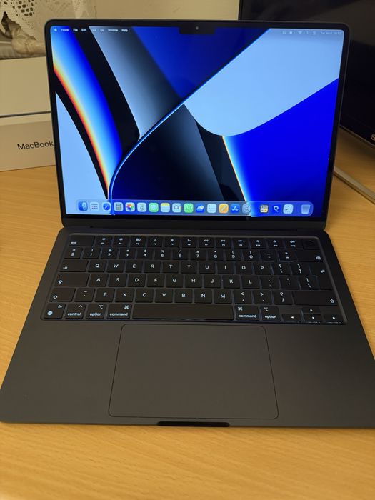 Macbook 13 M2 - baterie 100% - NOU