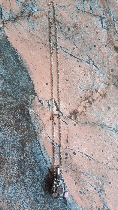 Старинно колие е флакон за парфюм  изработено от метал с декорация от камъни.