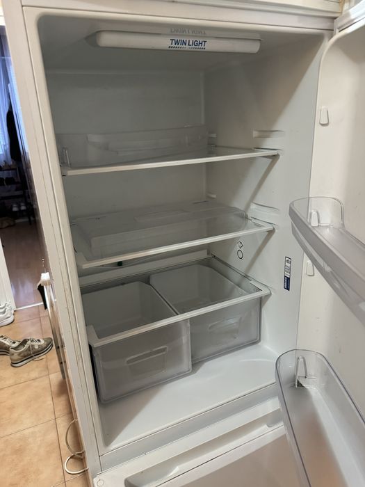 Хладилник Indesit с долен фризер