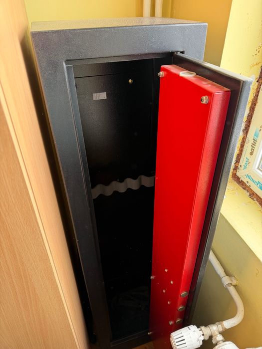 Dulap 6 arme interior roșu cu negru