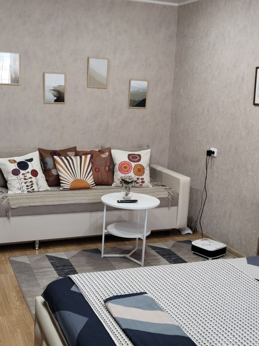 По часам ,ночь, день,сутки