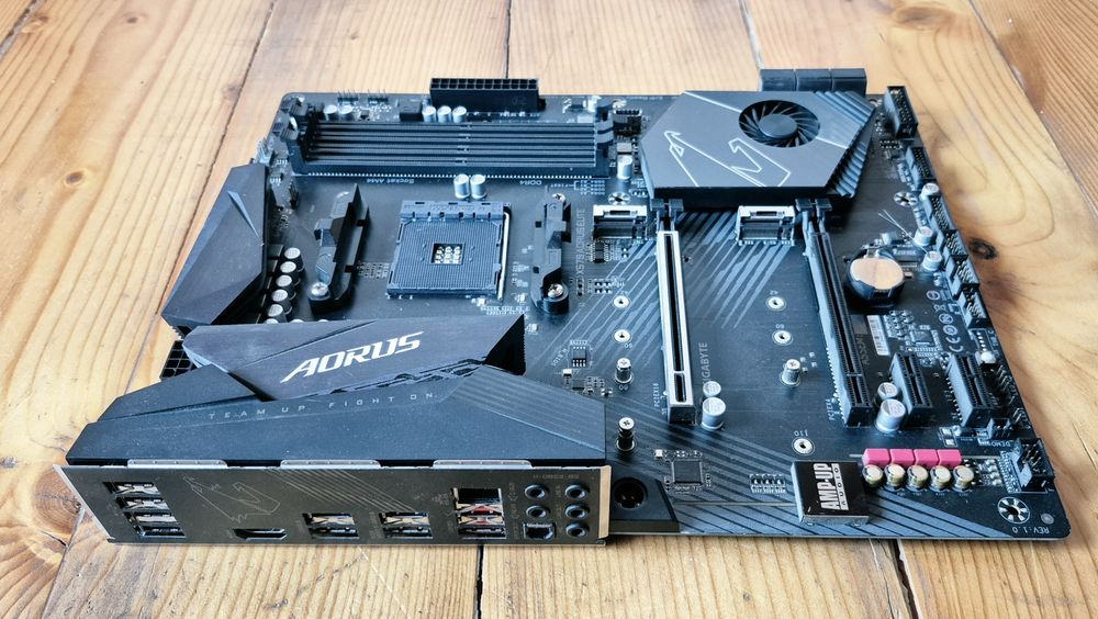 Placa baza gaming GIGABYTE X570 Aorus Elite AM4