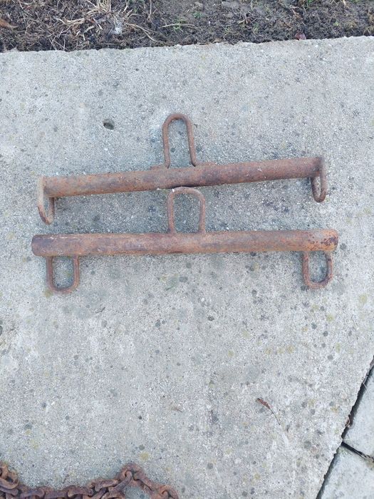 Lanțuri vechi și cruce căruță