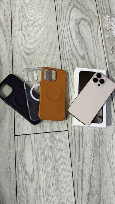 Vand iPhone 16 Pro Max desert titanium.