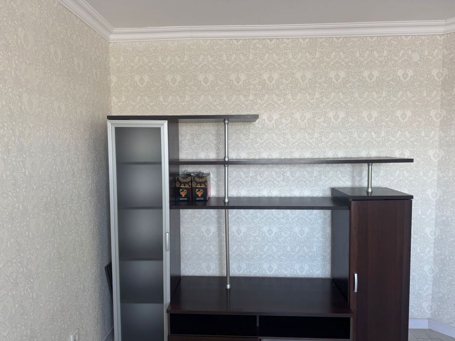 Продается для зала шкаф срочно