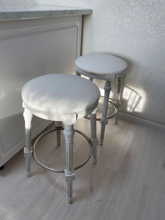 Барный стол с двумя стульями