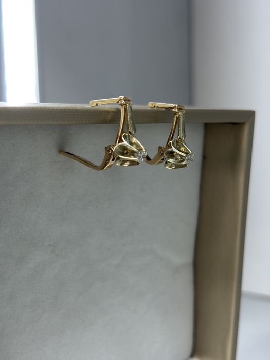 Серьги с камнем в форме цветка