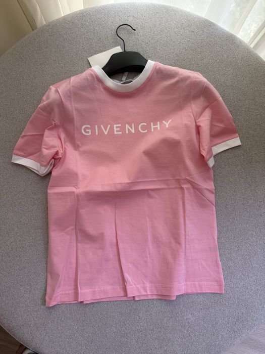 Продаи женскую футболку Givenchy