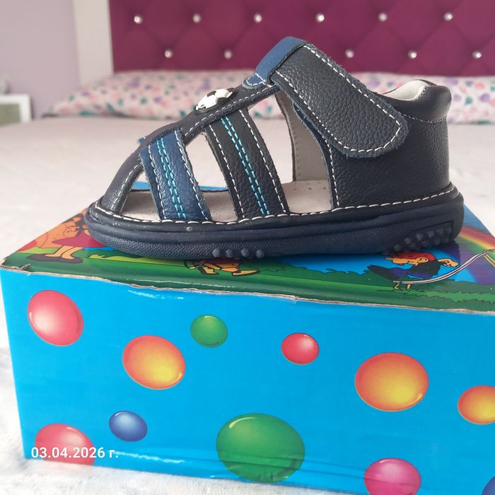 Продавам чисто нови детски сандали.