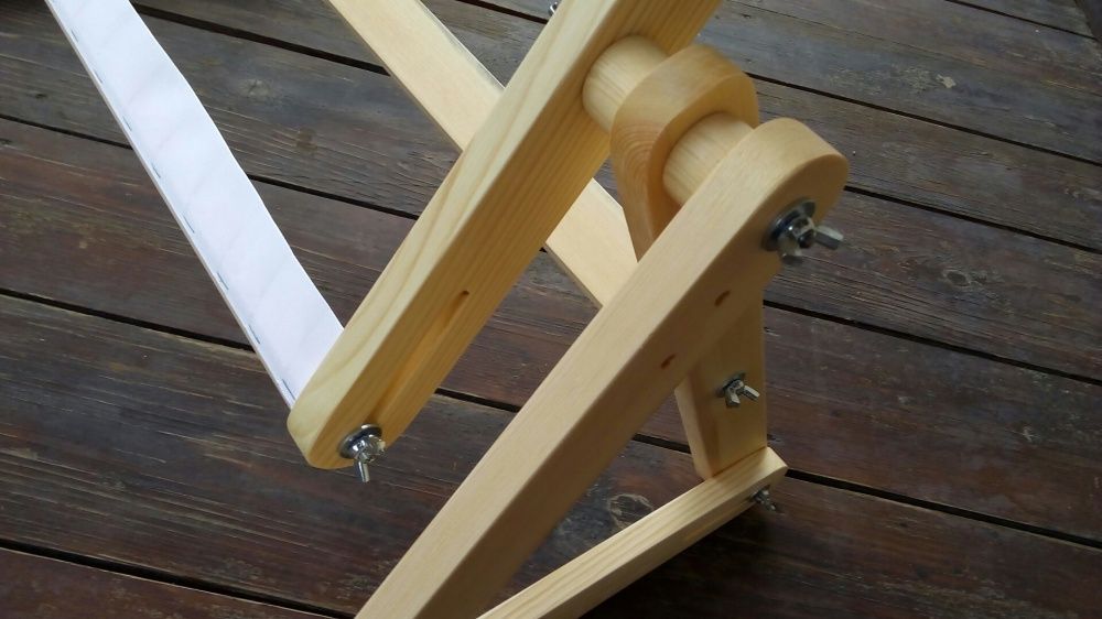 Диванный станок для вышивания крестиком.